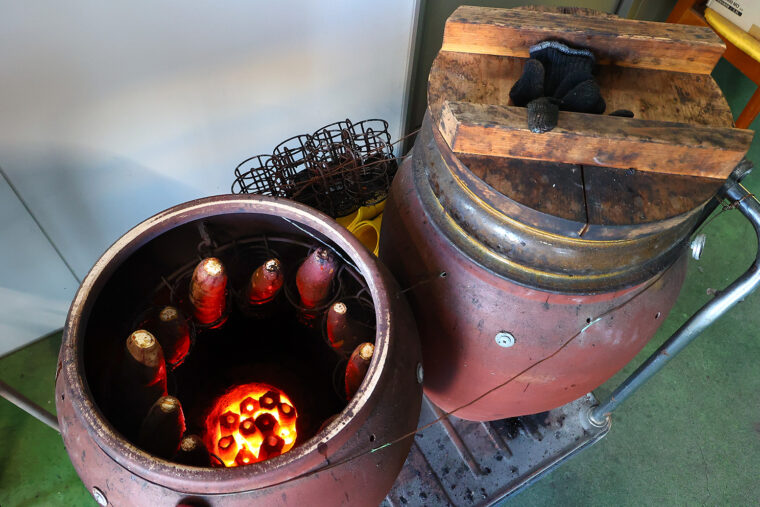 店舗横の壺でじっくりとサツマイモを焼きます