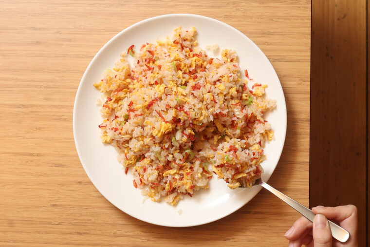 色鮮やかな桜エビを散らした『桜エビチャーハン』（770円）