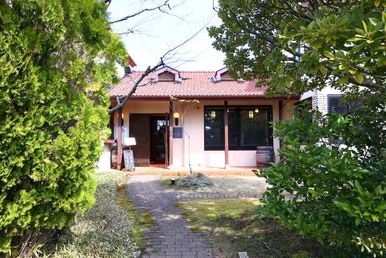 西洋風のおしゃれな建物。まるで森の中の隠れ家のよう