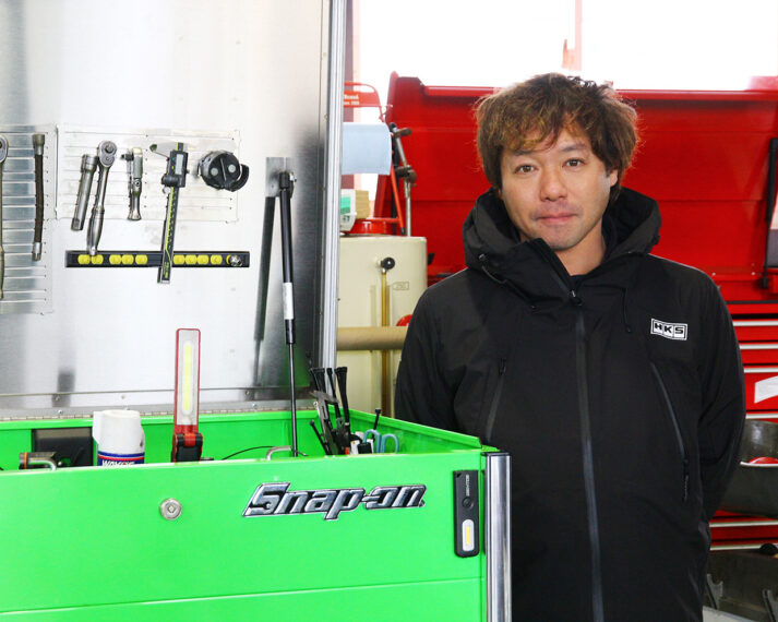 整備主任の小日山さんは毎年レースに参戦。「カスタムして楽しむ方、きれいなノーマル状態を維持する方など、さまざまな方が訪れています」とのこと。