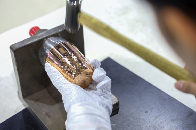 叩く力や位置によって異なる模様が浮かび上がるのがおもしろい