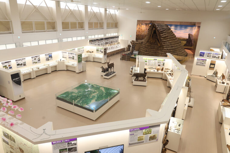 旧石器時代から近代までの民俗資料が時代順に展示されている