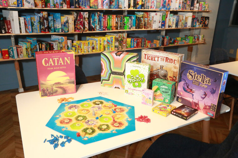 奥の棚から好きなボードゲームを持ち出して遊べる