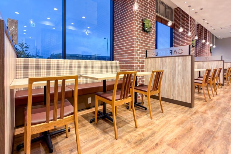 落ち着いた色味で統一された店内。ボックス席が中心。Wi-Fiが完備されています