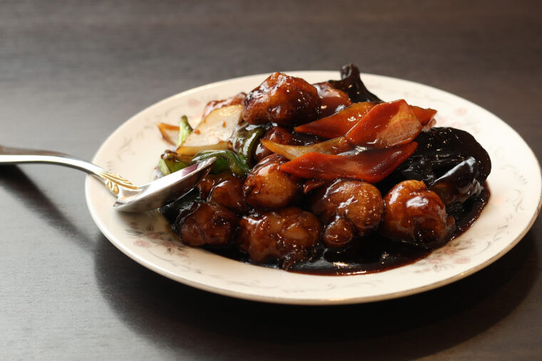 スタッフが一番人気と太鼓判を押す『黒酢豚』（980円）