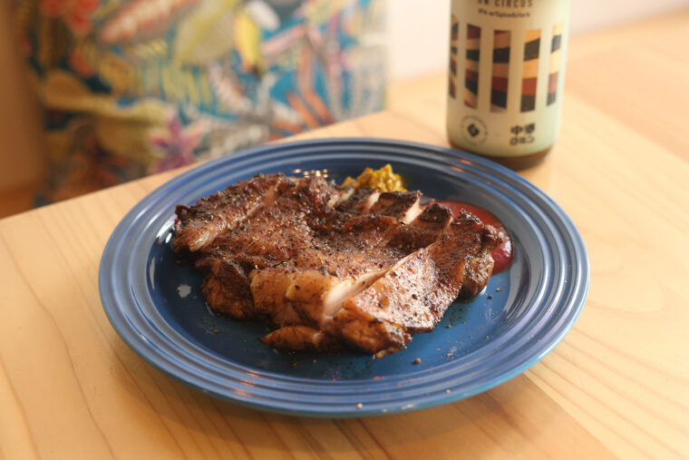 『ジャークチキン』（900円）。ビールとのペアリングも楽しんで