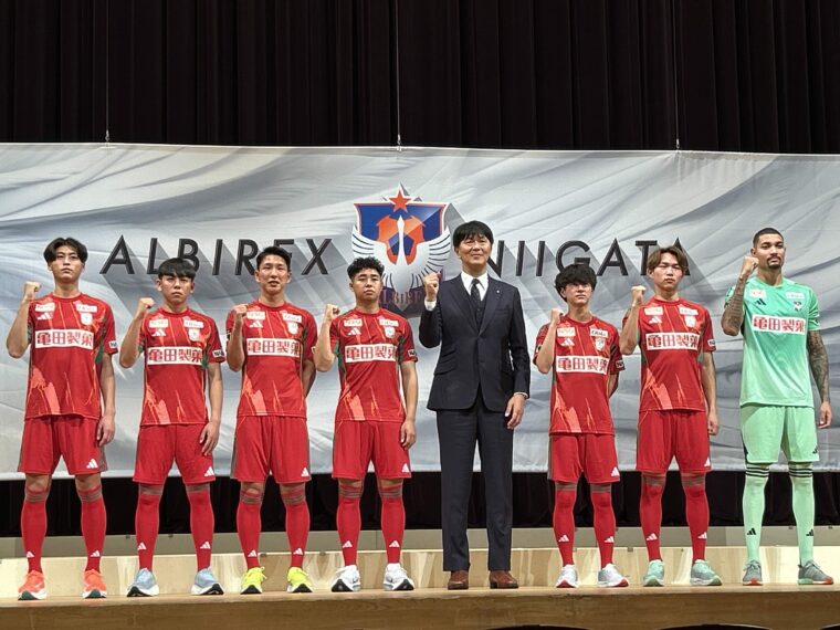 左から藤原選手、松岡選手、加藤選手、大西選手、船越監督、古長谷選手、佐藤選手、バウマン選手