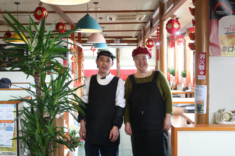 店長の趙さん（右）と料理長の陳さん（左）