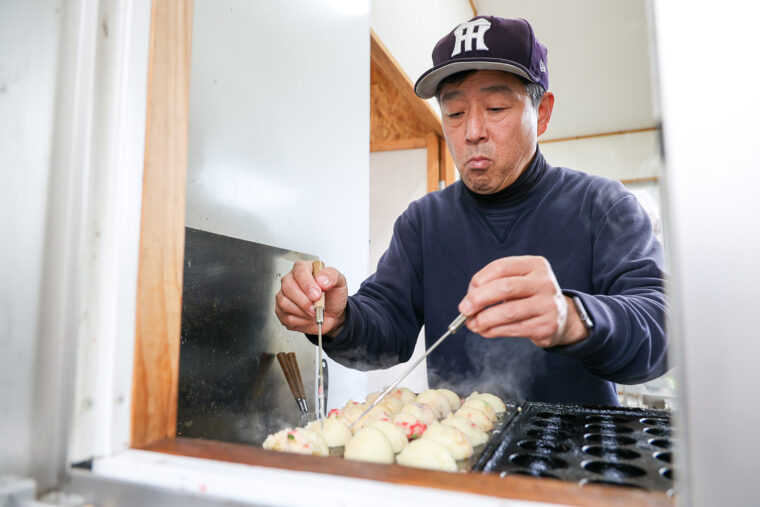 見事な手捌きでたこ焼きを作る宇都宮さん