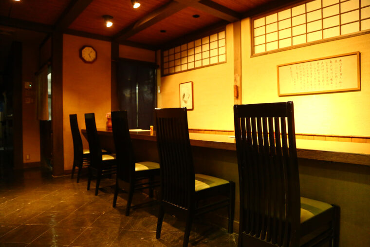 カウンター席。どの席も落ち着いた雰囲気