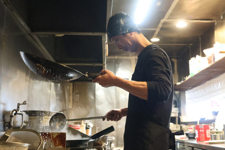 エビチリは一度揚げたエビをサッと炒めて作られる