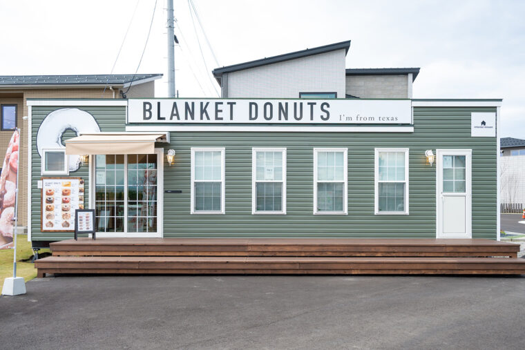 深緑色のトレーラーハウスで営業中