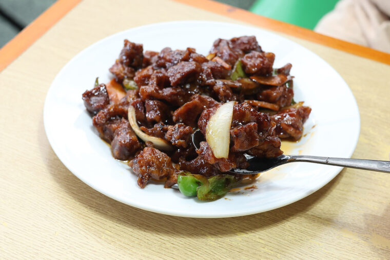 食べる手が止まらなくなる『黒酢豚』（980円）