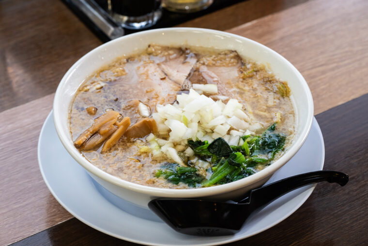 『背脂醤油ラーメン』（930 円）
