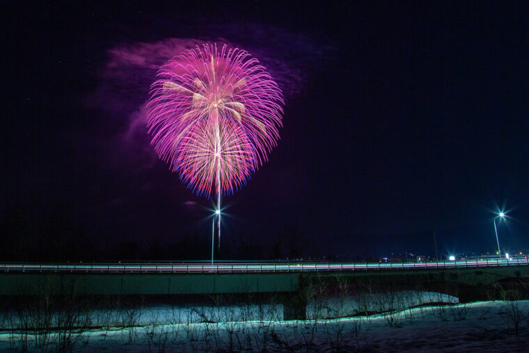 21日（土）夜に打ち上げられる虹雪花火。十日町市の冬の夜空を彩ります