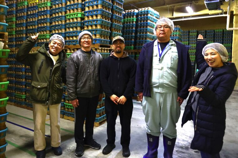 生産者の上村政樹さん（写真左から2番目）と洋行さん（写真中央）、JAみなみ魚沼の櫻井さん