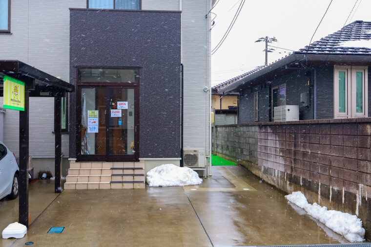 ご自宅前の駐車場に車を止めることができます