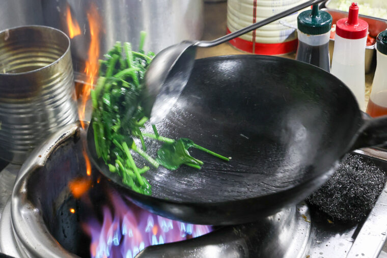 青菜の食感を残すため、炒める時間はわずか10秒ほど