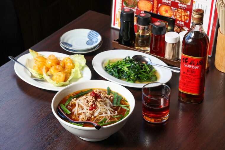 『手前が台湾ラーメン』。中細の麺がスープと好相性！