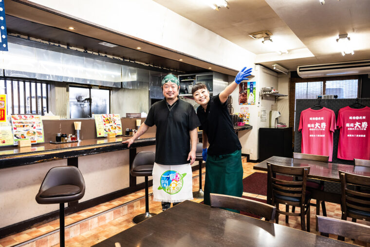 「私は梅入りの塩ラーメンが好きです！」とスタッフさん（右）。それを聞いてニコニコの専務・竹石和史さん（左）