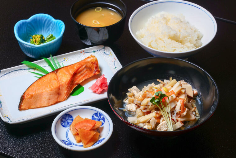 『大海（だいかい）と塩引鮭定食』（1,800円）