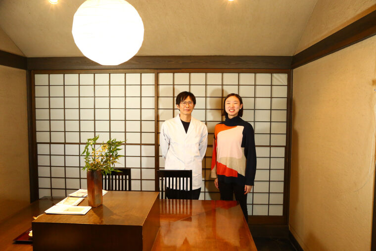 左が店主の小泉さん。兼述さんの故郷・岡山のそば事情など、兼述さんとの会話を楽しんでくださっていました