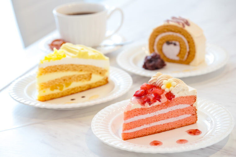 色とりどりのケーキやこだわりのトアルコトラジャのコーヒーを楽しんで