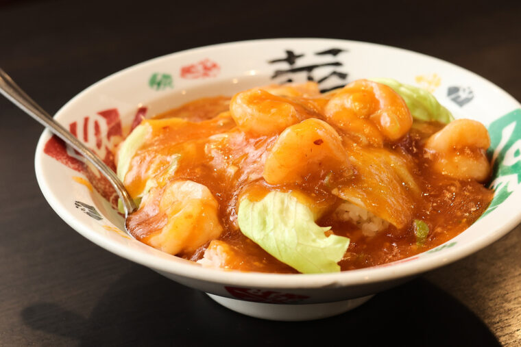 プリプリ食感のエビをのせた『エビチリ飯』（980円）