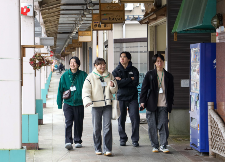 右からグループリーダー・皆川さん、ヒーローで賞全体の学生リーダー・丸山さん、武藤さん、小﨑さん