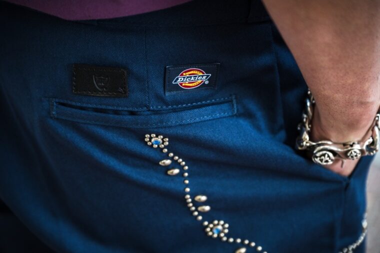 トップスをパンツにインすると、サイドにあしらわれたスタッズがより引き立つ