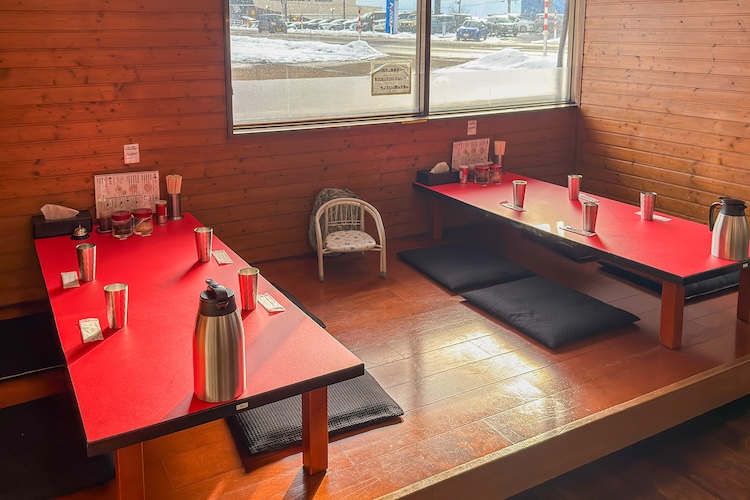 小上がり席、テーブル席もあり