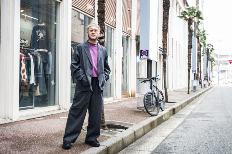 markaのジャケット49,500円、イージーパンツ35,200円、MOISTHROUGH 360のローファースニーカー28,600円※Tシャツは私物