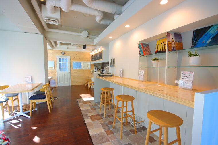 日差しが差し込む店内は開放感たっぷりで居心地がいい