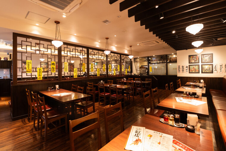 昼夜ともに幅広いシーンで利用できる店内の雰囲気が魅力