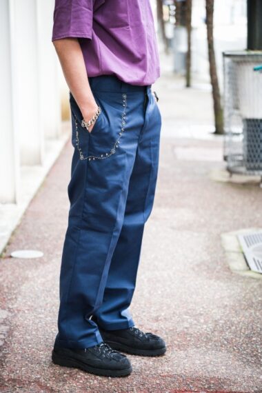 HTC×DICKIESのワークパンツ73,700円、DANNER FIELD LOW R 34,100円 ※Tシャツは私物