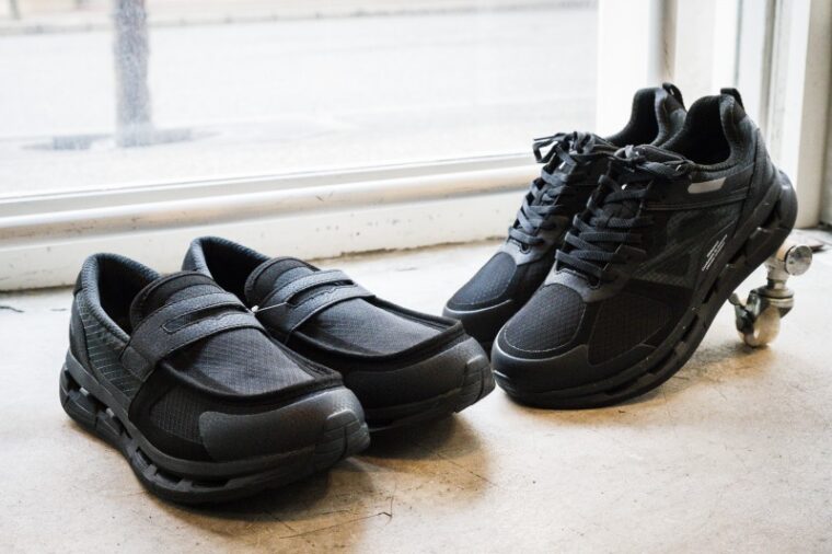 左からMOISTHROUGH360のローファースニーカー28,600円、スニーカー26,400円