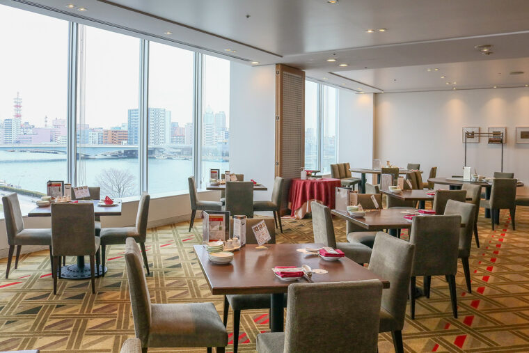 信濃川や萬代橋を眺めながら食事ができる窓側の席が人気