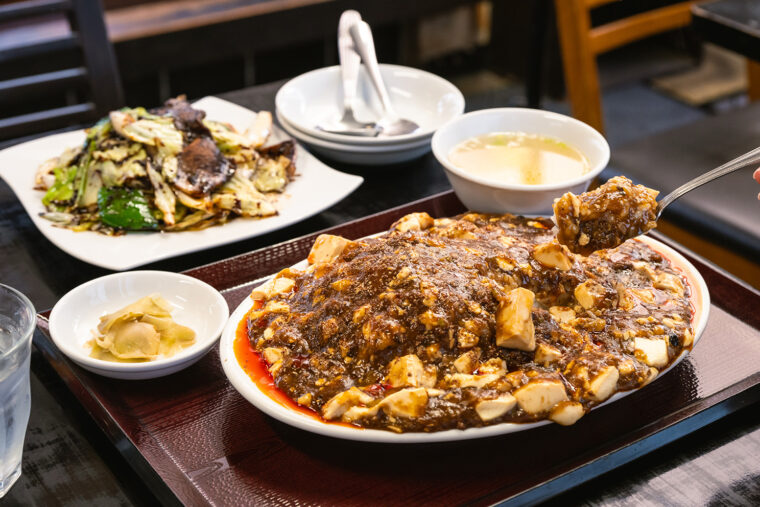 『真麻飯（ 四川風）』（1,250 円）と『回鍋肉キャベツと豚肉の黒味噌炒め（小）』（1,100円）