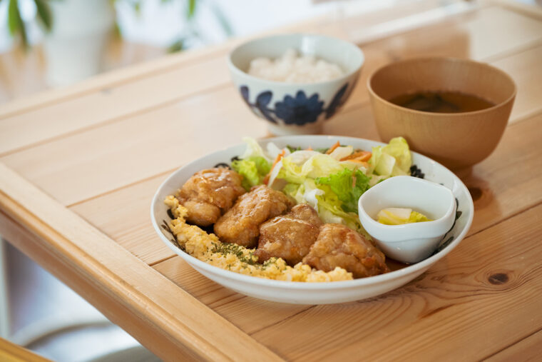 『チキン南蛮定食』（1,050円）。プラス150円でコーヒーが付く