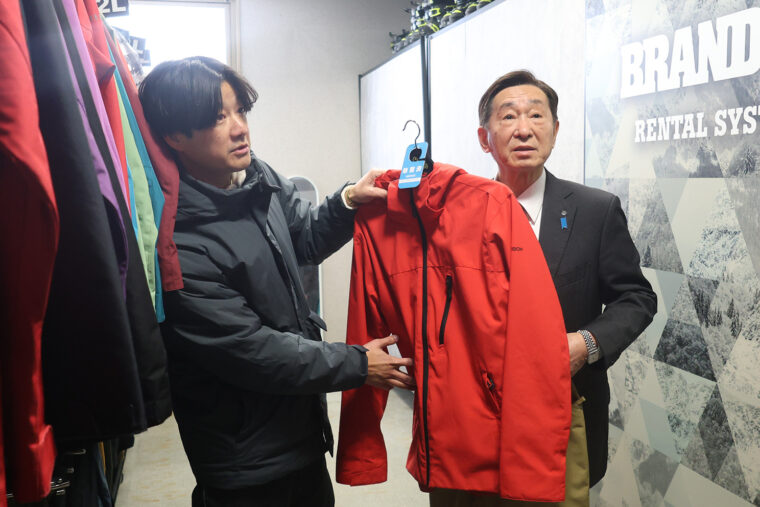 レンタルスキーウエアが豊富に揃っている。市長は真っ赤なウエアを選択。かっこいっすねー！　お似合いですよ！