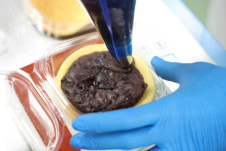 自社製の粒あんをたっぷり