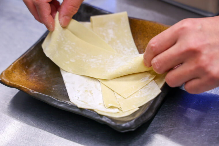 つけ麺には打ちたての麺を使用しています