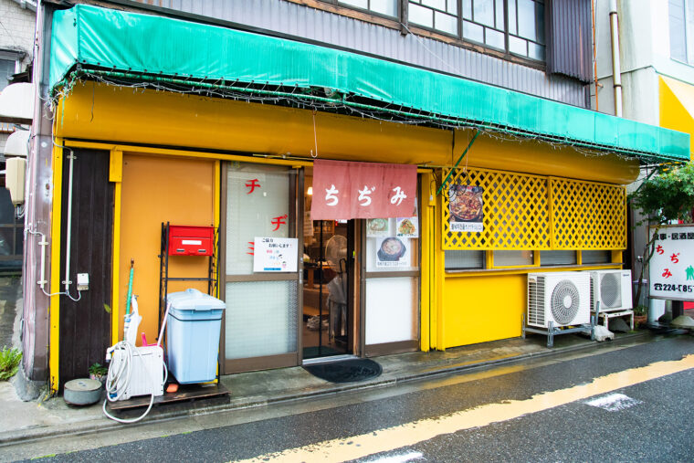 人情横丁の向かいにあるお店