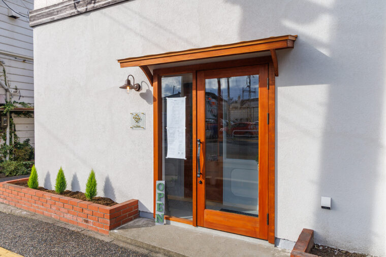 JR 新潟駅万代口から歩いて約8分の場所にあります