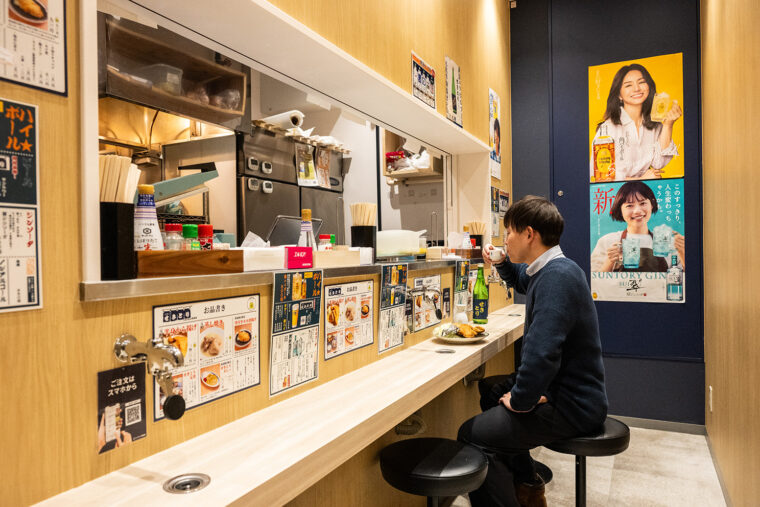 ランチや昼飲みをサクッと楽しめるイートインスペース