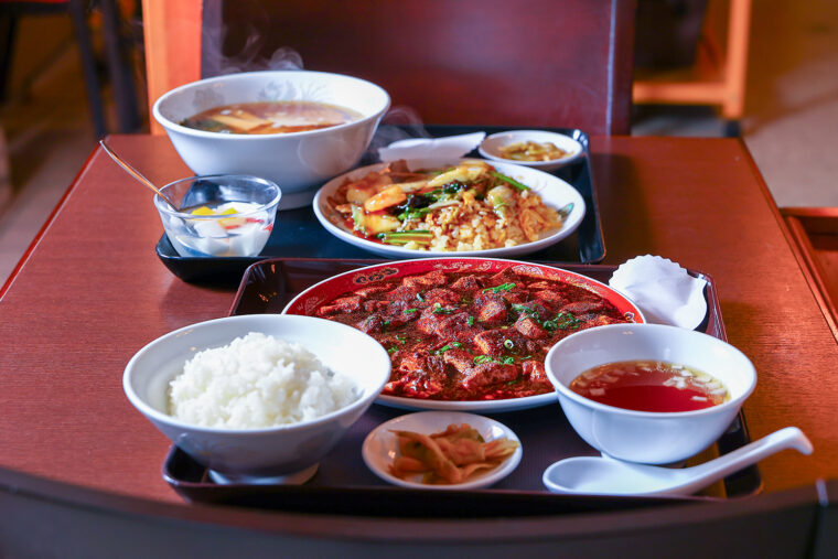 手前は『最強マーボー豆腐』と『ご飯セット』 （440円）。奥が『Aセット』