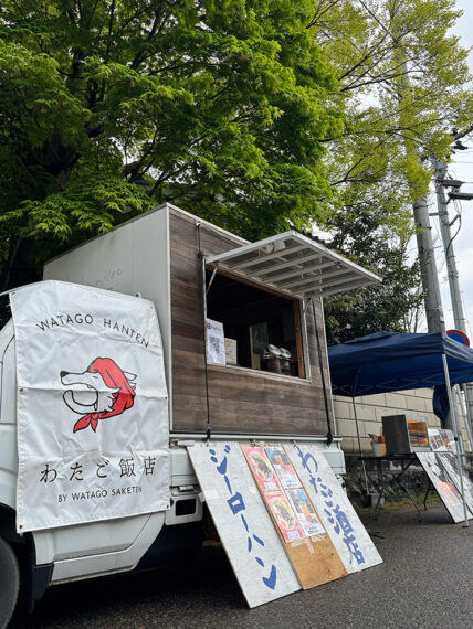 キッチンカーでは地元農家から仕入れたフルーツで作るドリンクも販売している