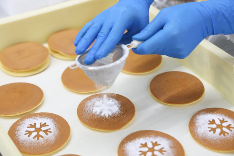 粉糖で雪の結晶の模様をあしらいます