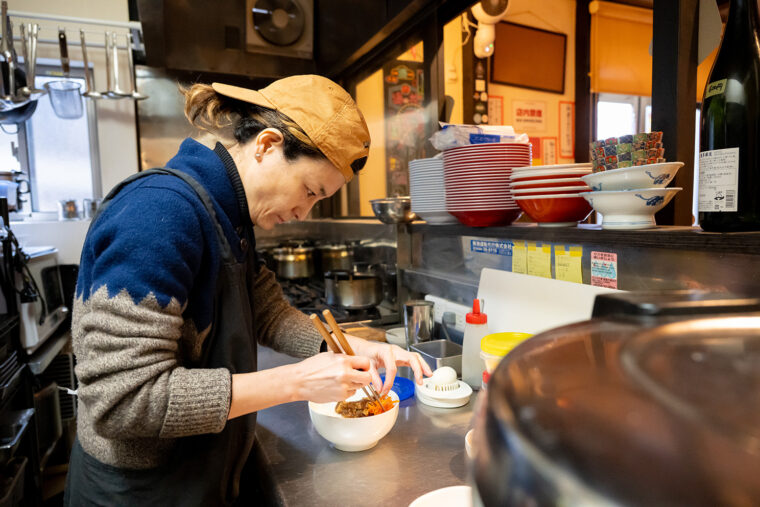 「辛くないので子どもたちにも好評です！」と大橋さん　