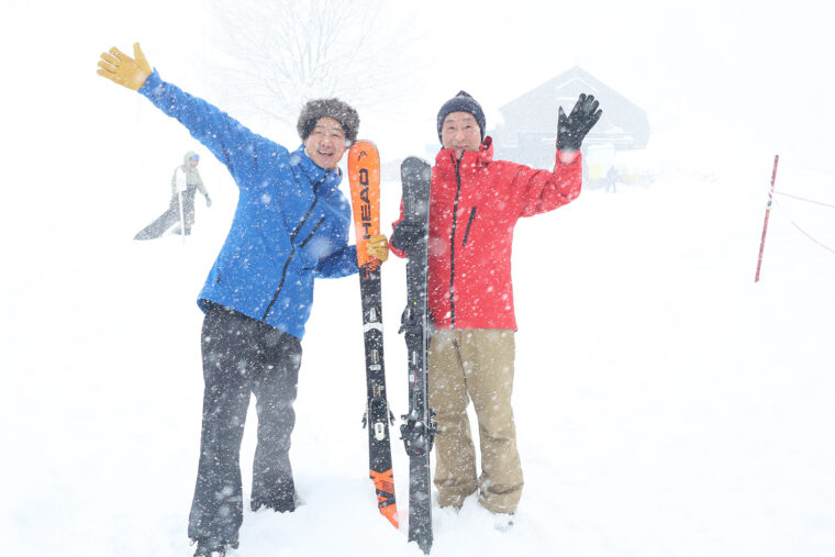 「この広々ゲレンデをご覧ください！」って、…吹雪で何にも見えませんでした。でもパウダースノーで最高の雪質なのです